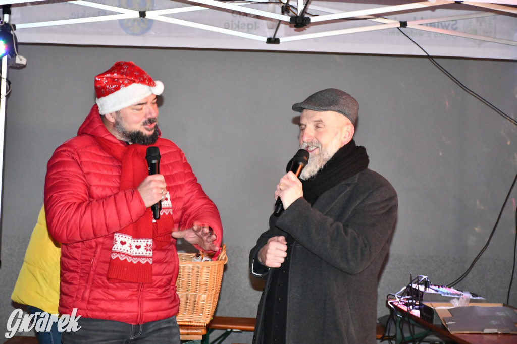 Dzieci i Mikołaj na drabinie. Strojenie choinki