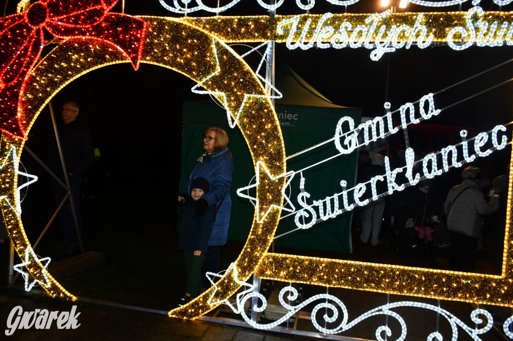 Dzieci i Mikołaj na drabinie. Strojenie choinki