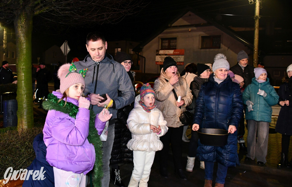 Dzieci i Mikołaj na drabinie. Strojenie choinki