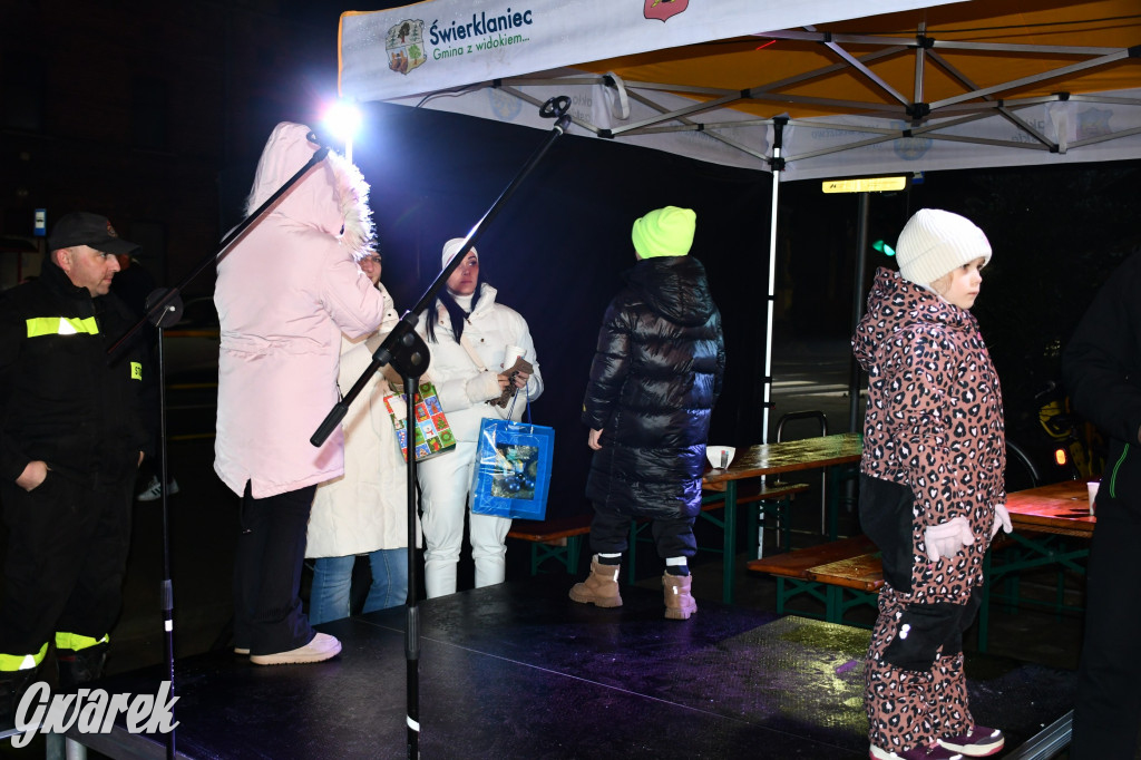 Dzieci i Mikołaj na drabinie. Strojenie choinki