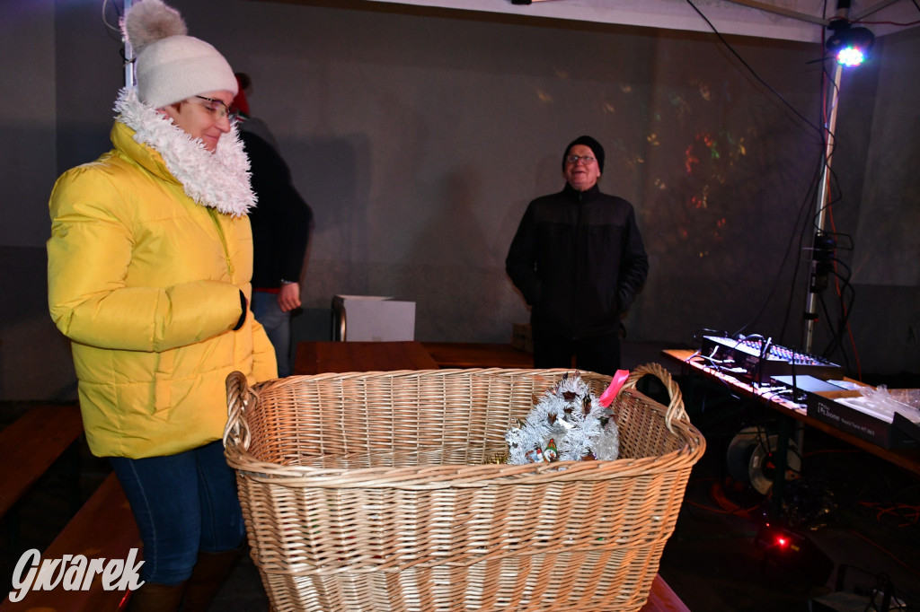 Dzieci i Mikołaj na drabinie. Strojenie choinki