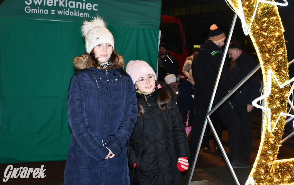 Dzieci i Mikołaj na drabinie. Strojenie choinki