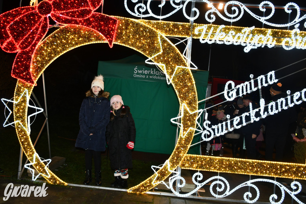 Dzieci i Mikołaj na drabinie. Strojenie choinki