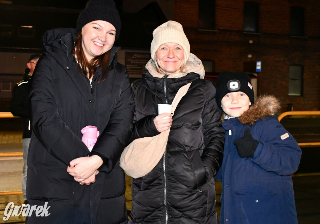 Dzieci i Mikołaj na drabinie. Strojenie choinki