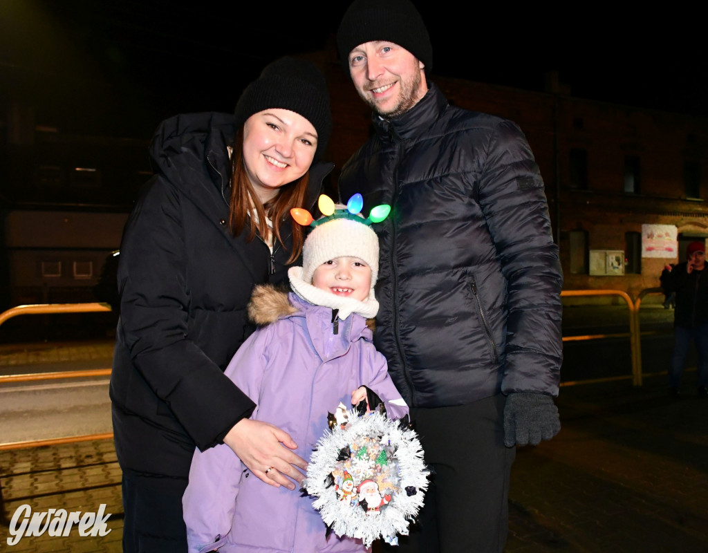 Dzieci i Mikołaj na drabinie. Strojenie choinki