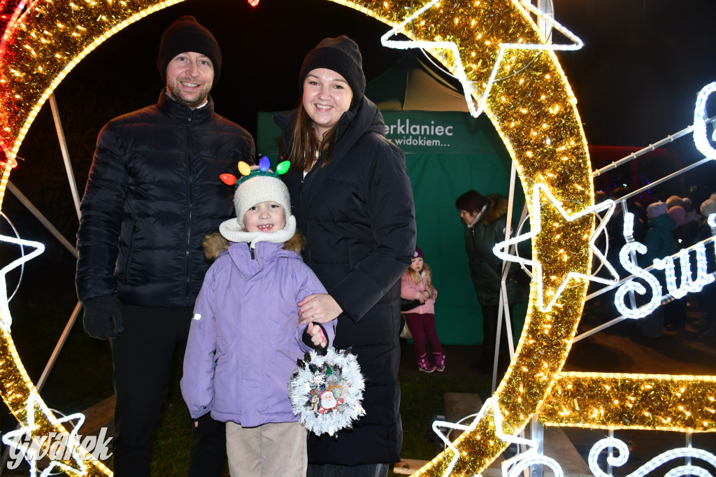 Dzieci i Mikołaj na drabinie. Strojenie choinki