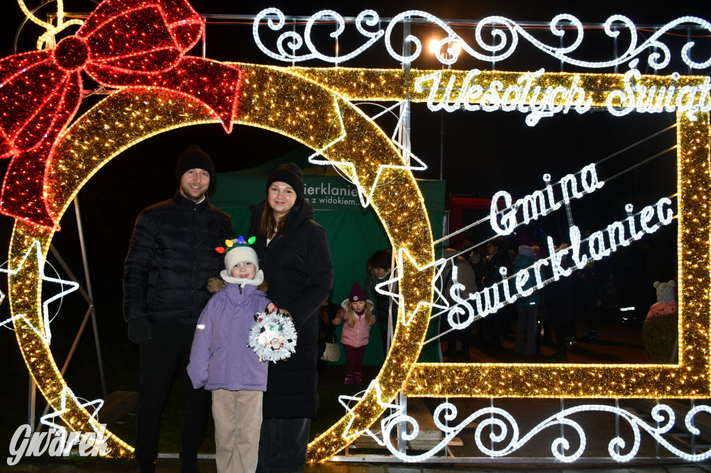 Dzieci i Mikołaj na drabinie. Strojenie choinki