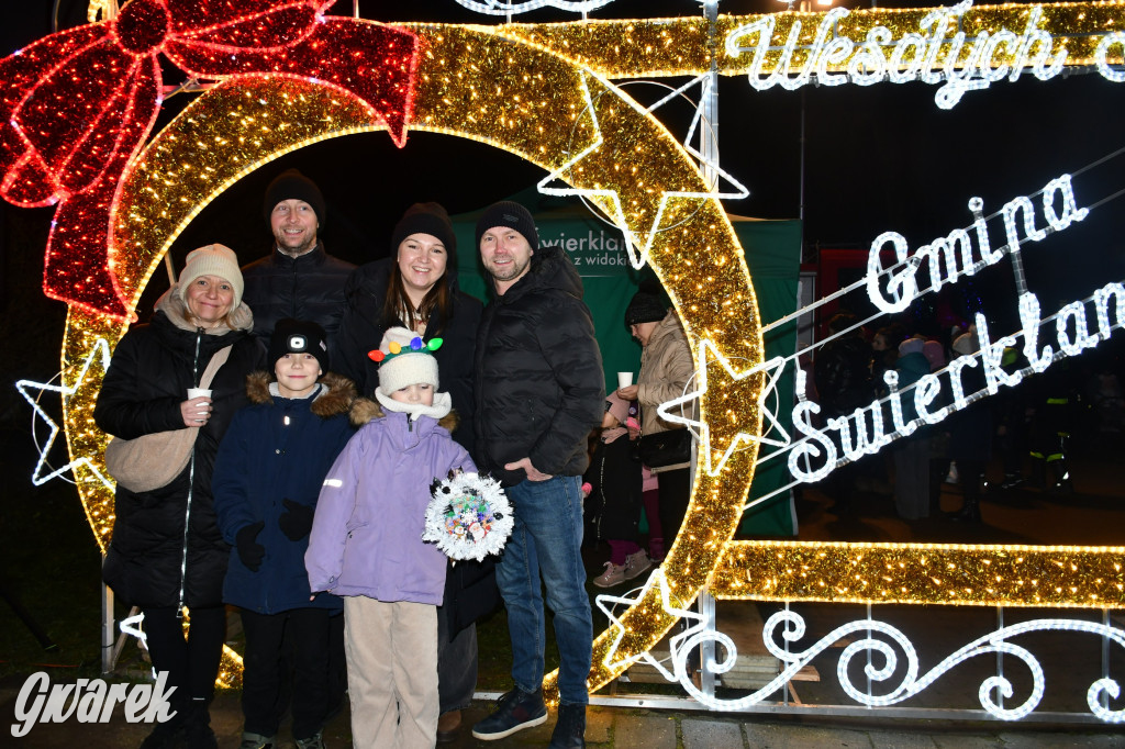 Dzieci i Mikołaj na drabinie. Strojenie choinki