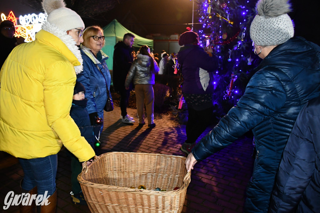 Dzieci i Mikołaj na drabinie. Strojenie choinki