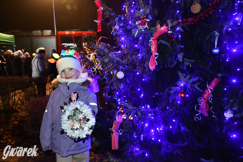 Dzieci i Mikołaj na drabinie. Strojenie choinki