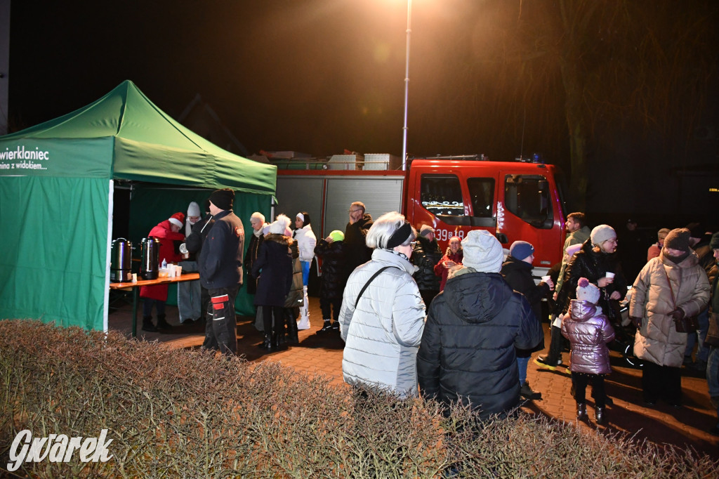 Dzieci i Mikołaj na drabinie. Strojenie choinki