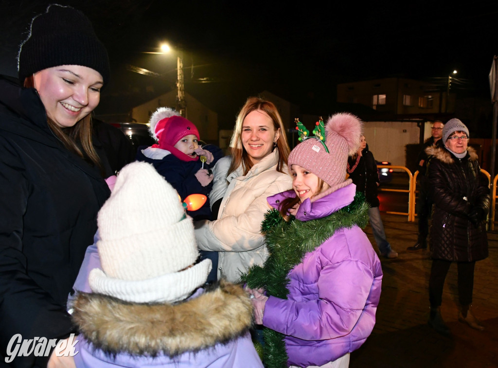 Dzieci i Mikołaj na drabinie. Strojenie choinki