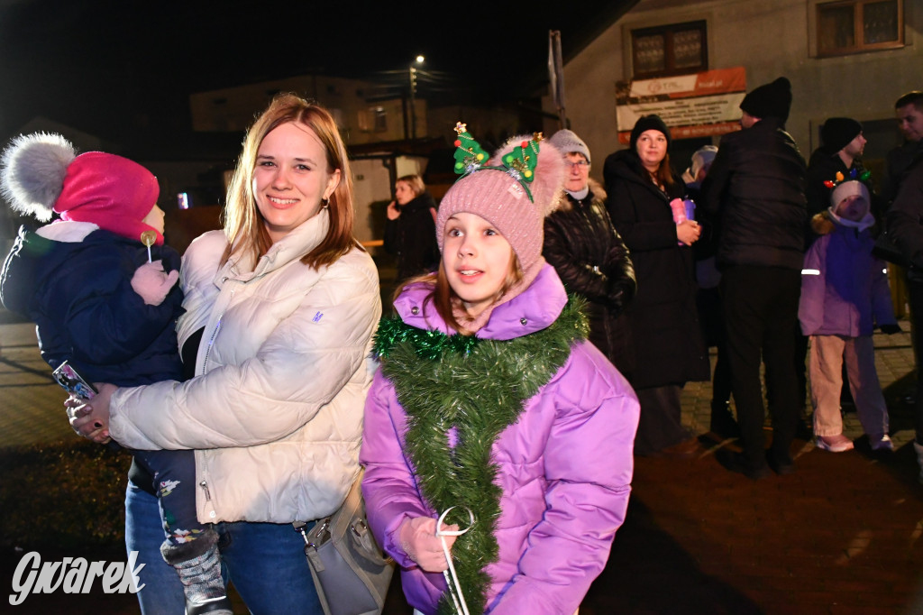 Dzieci i Mikołaj na drabinie. Strojenie choinki