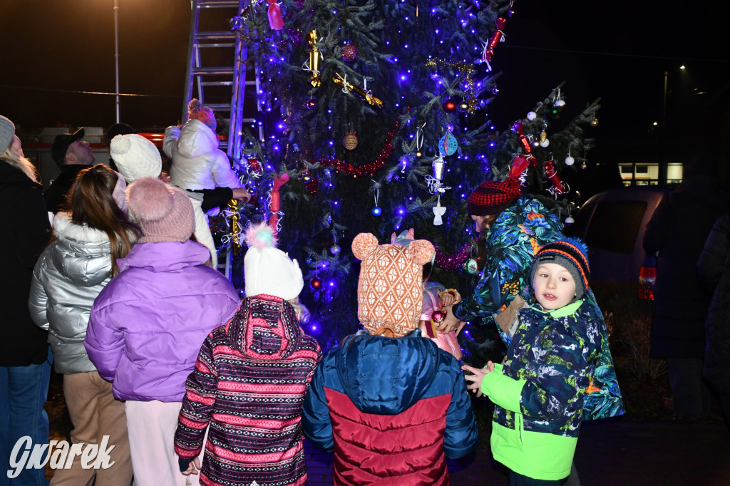 Dzieci i Mikołaj na drabinie. Strojenie choinki
