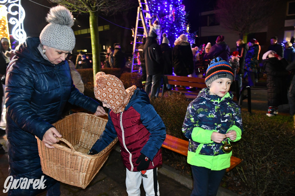 Dzieci i Mikołaj na drabinie. Strojenie choinki