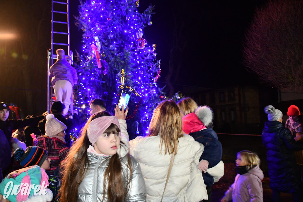 Dzieci i Mikołaj na drabinie. Strojenie choinki