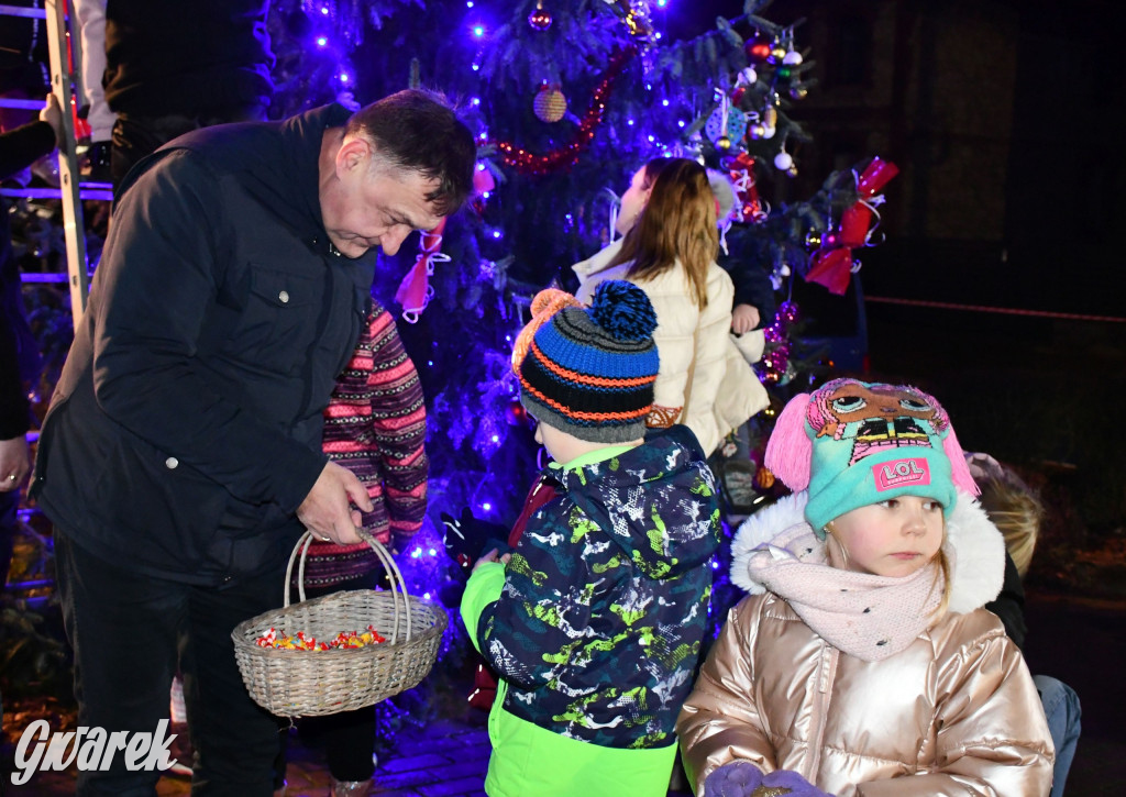 Dzieci i Mikołaj na drabinie. Strojenie choinki
