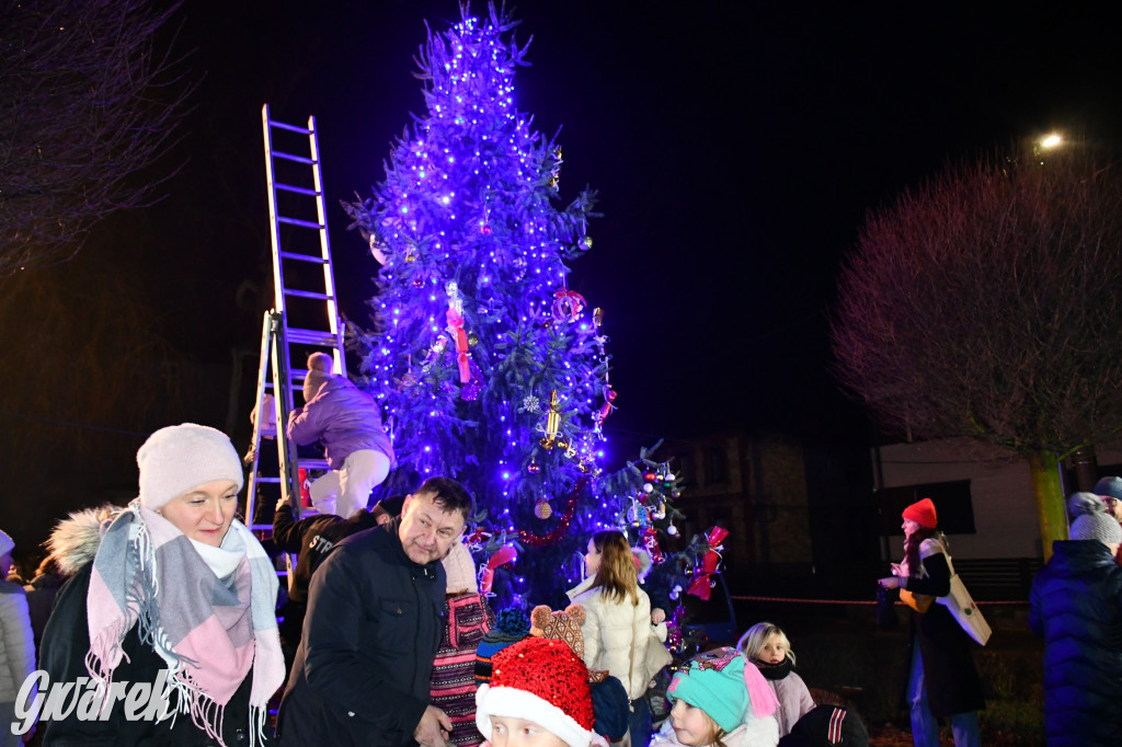 Dzieci i Mikołaj na drabinie. Strojenie choinki