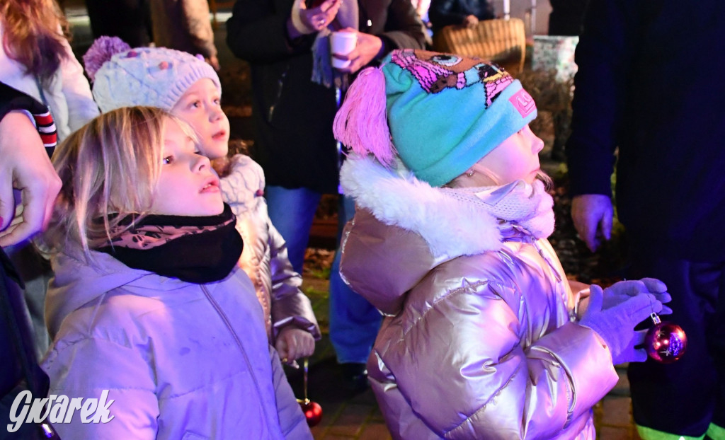 Dzieci i Mikołaj na drabinie. Strojenie choinki