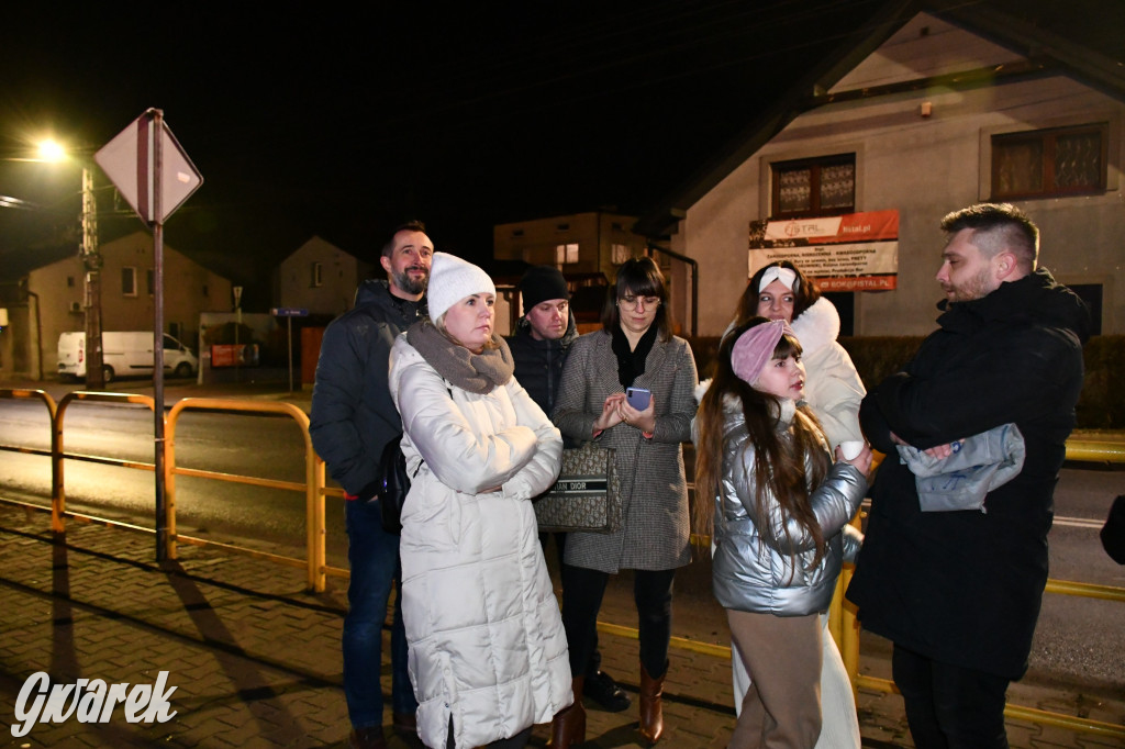 Dzieci i Mikołaj na drabinie. Strojenie choinki