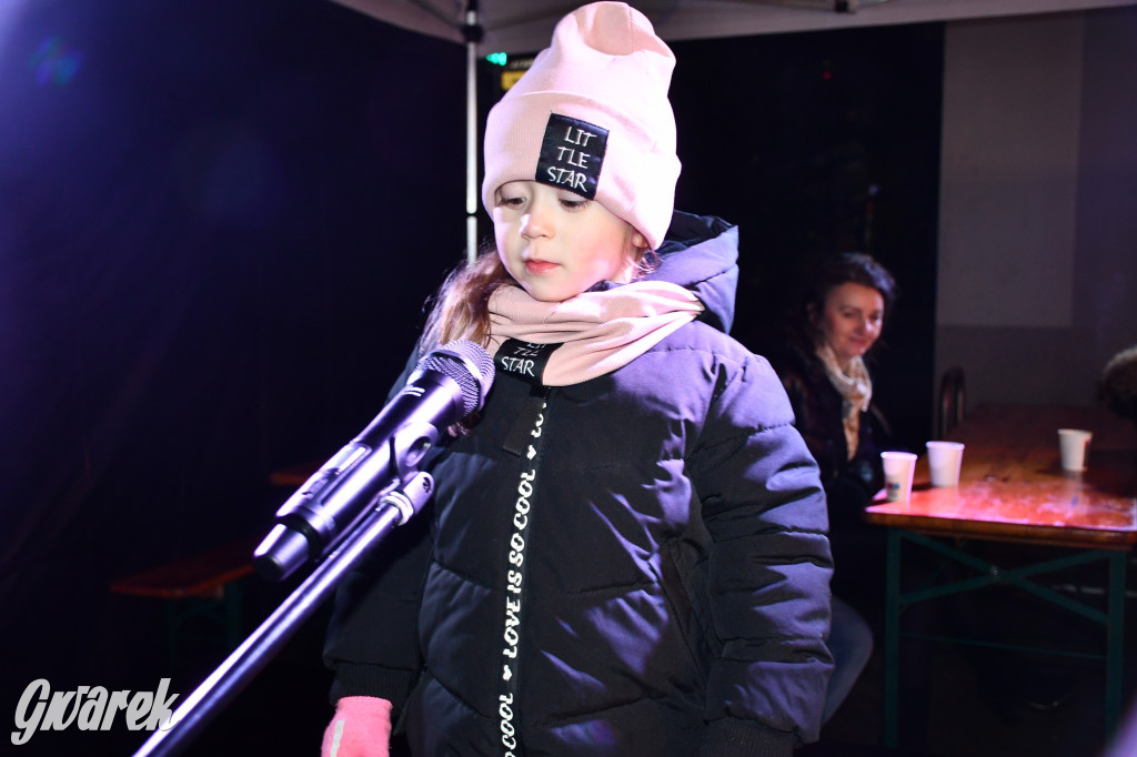 Dzieci i Mikołaj na drabinie. Strojenie choinki