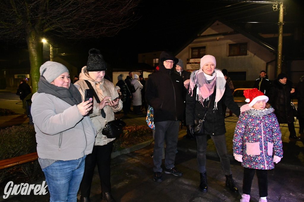 Dzieci i Mikołaj na drabinie. Strojenie choinki