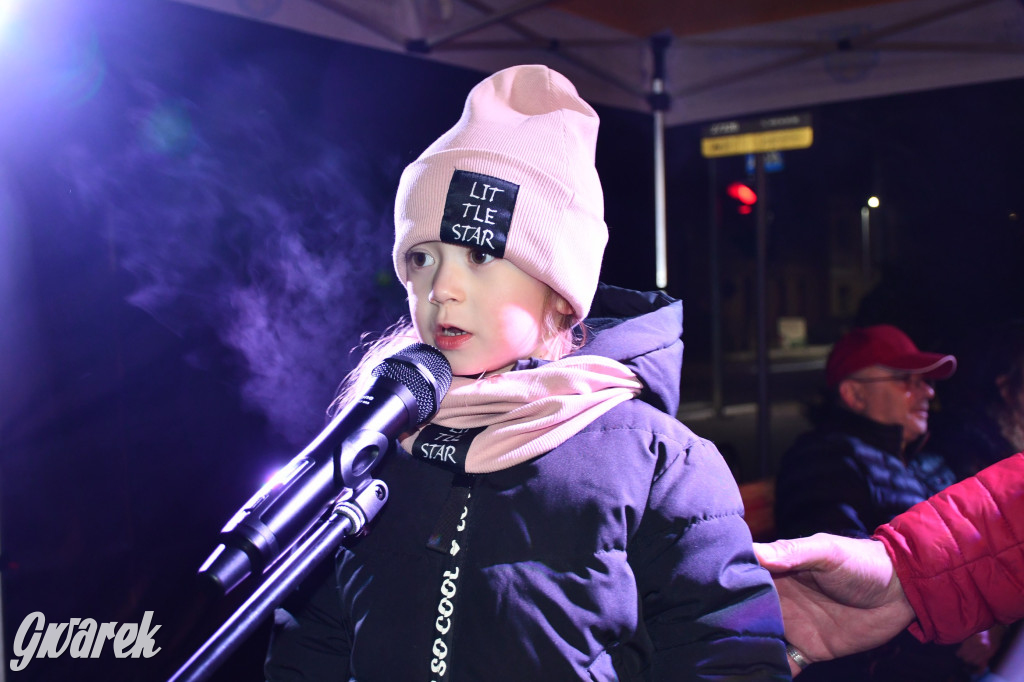 Dzieci i Mikołaj na drabinie. Strojenie choinki