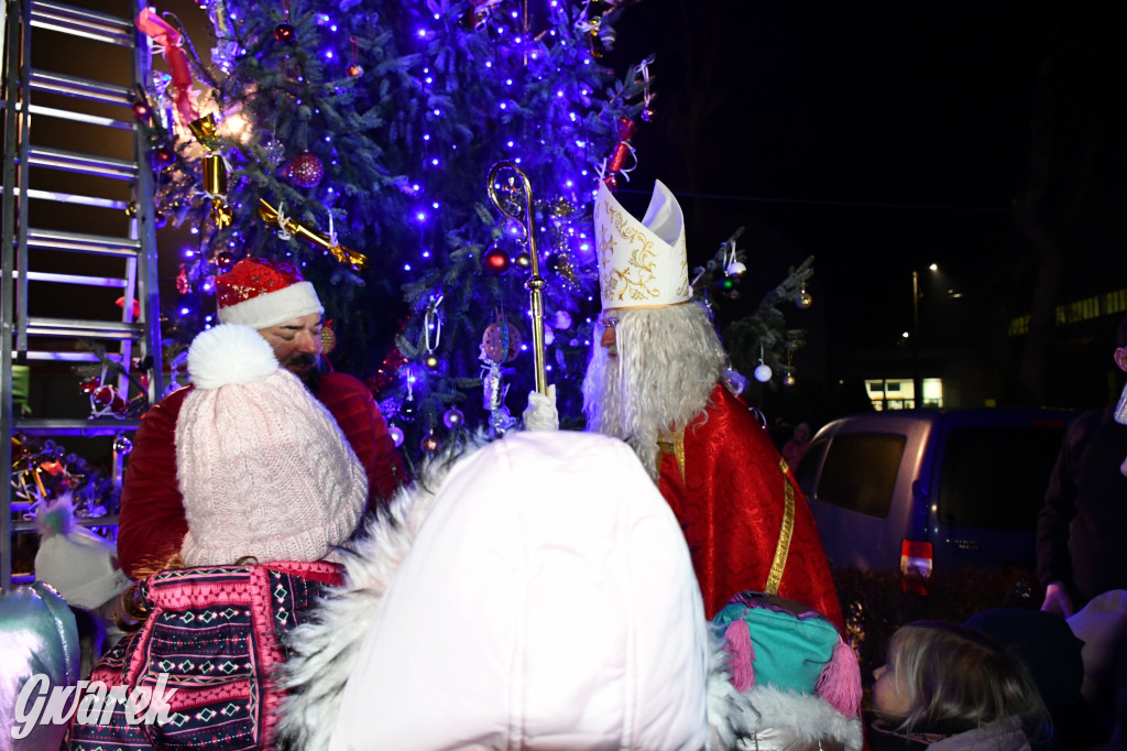 Dzieci i Mikołaj na drabinie. Strojenie choinki