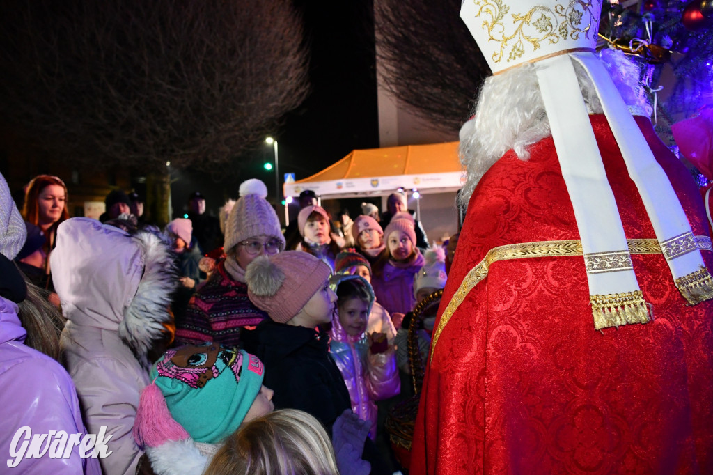 Dzieci i Mikołaj na drabinie. Strojenie choinki