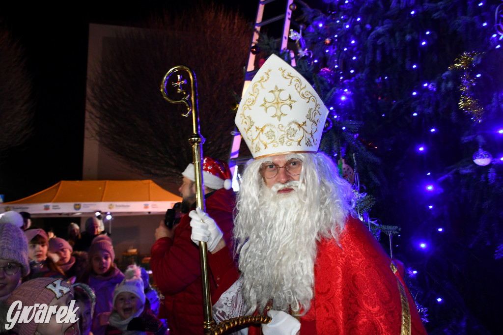 Dzieci i Mikołaj na drabinie. Strojenie choinki
