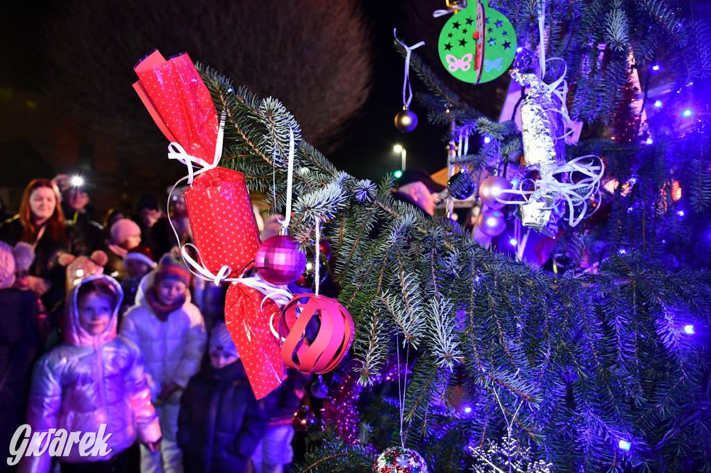 Dzieci i Mikołaj na drabinie. Strojenie choinki