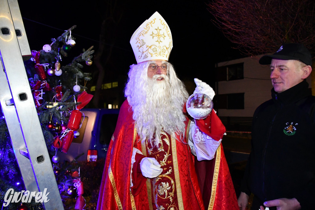 Dzieci i Mikołaj na drabinie. Strojenie choinki