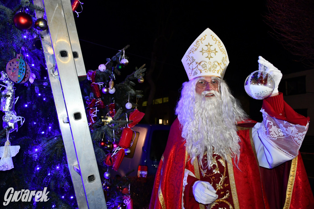 Dzieci i Mikołaj na drabinie. Strojenie choinki
