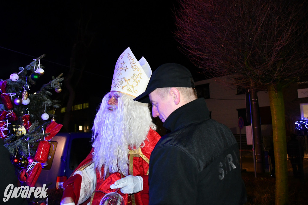 Dzieci i Mikołaj na drabinie. Strojenie choinki
