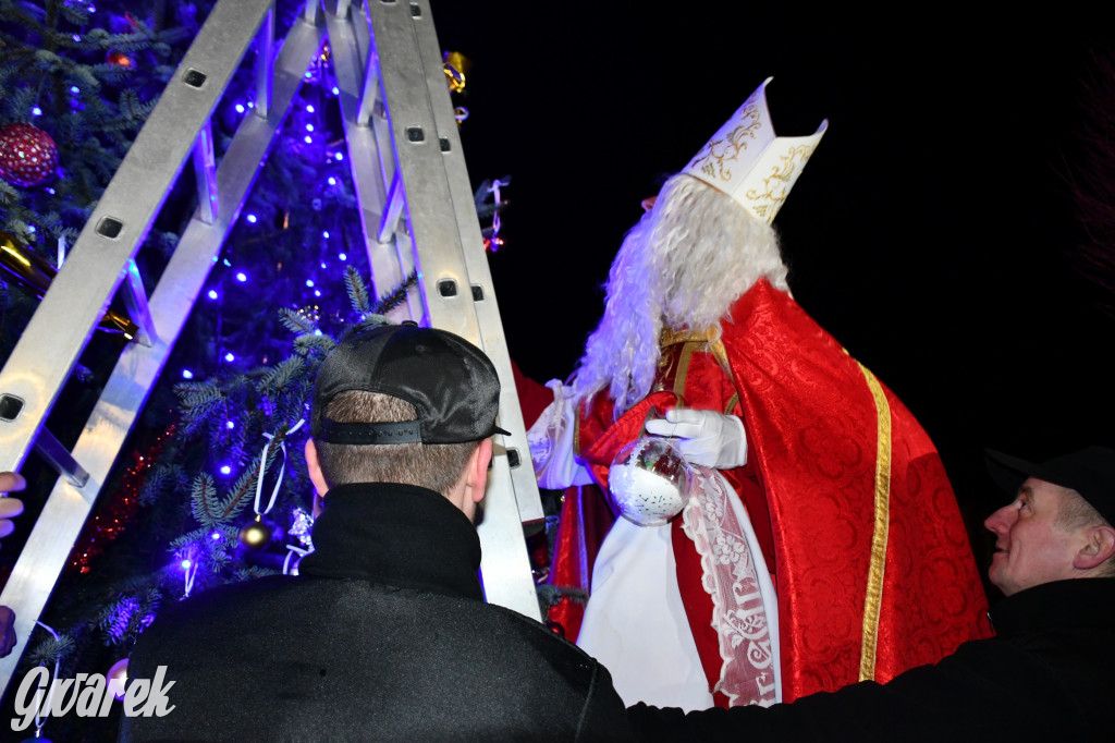 Dzieci i Mikołaj na drabinie. Strojenie choinki