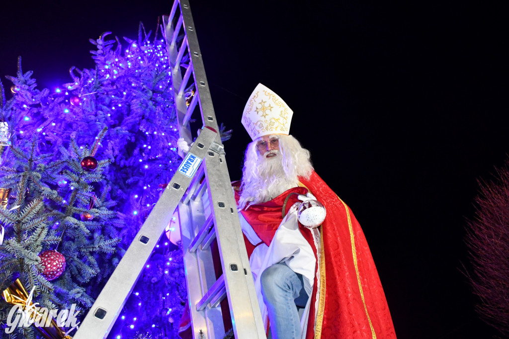 Dzieci i Mikołaj na drabinie. Strojenie choinki