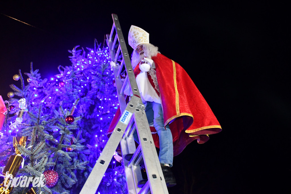 Dzieci i Mikołaj na drabinie. Strojenie choinki