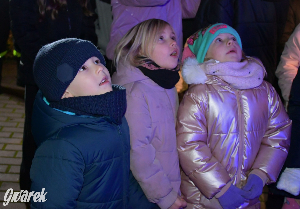 Dzieci i Mikołaj na drabinie. Strojenie choinki