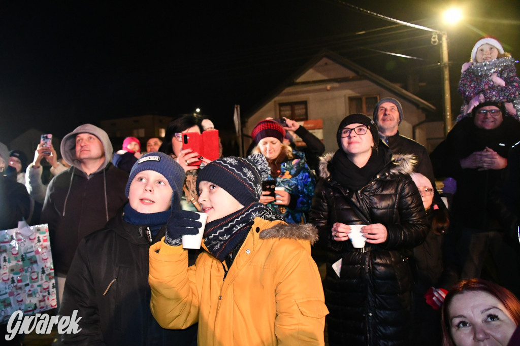 Dzieci i Mikołaj na drabinie. Strojenie choinki