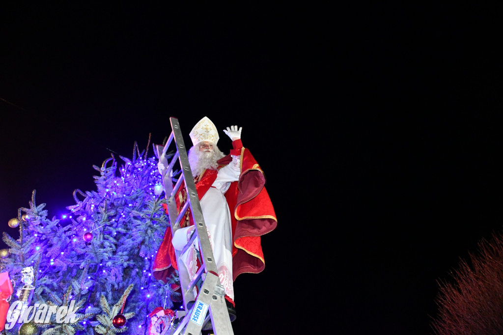 Dzieci i Mikołaj na drabinie. Strojenie choinki