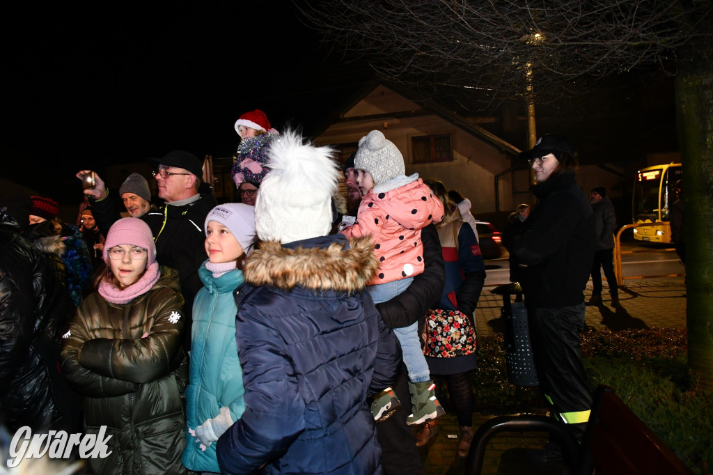 Dzieci i Mikołaj na drabinie. Strojenie choinki