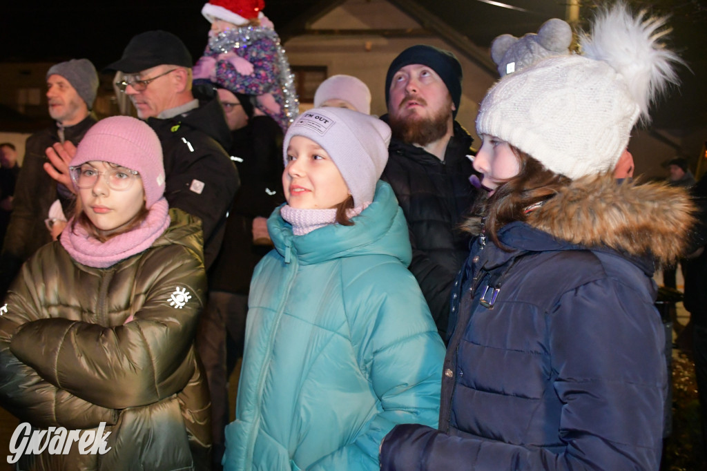 Dzieci i Mikołaj na drabinie. Strojenie choinki