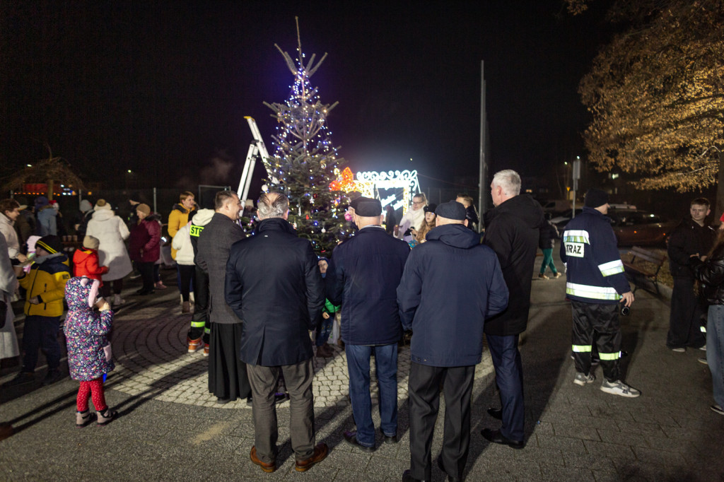 Choinka na skwerze. Ozdobili ją mieszkańcy Orzecha
