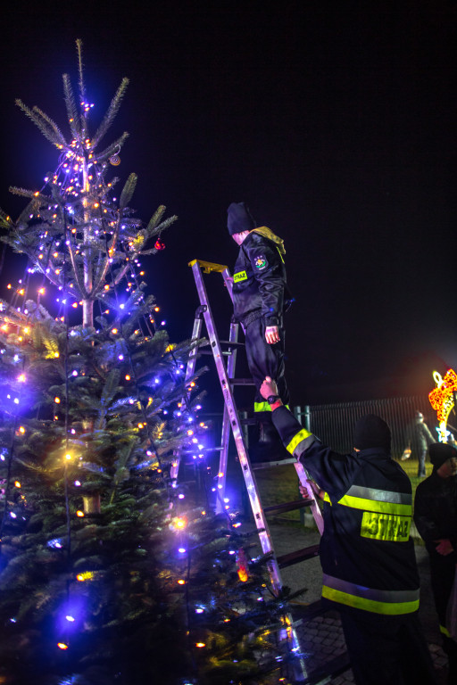 Choinka na skwerze. Ozdobili ją mieszkańcy Orzecha