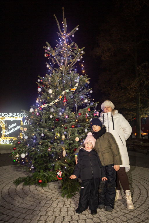 Choinka na skwerze. Ozdobili ją mieszkańcy Orzecha
