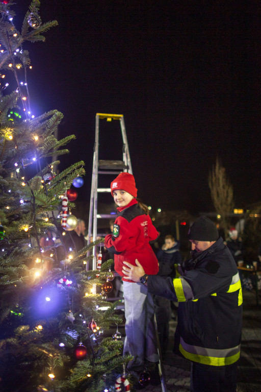 Choinka na skwerze. Ozdobili ją mieszkańcy Orzecha