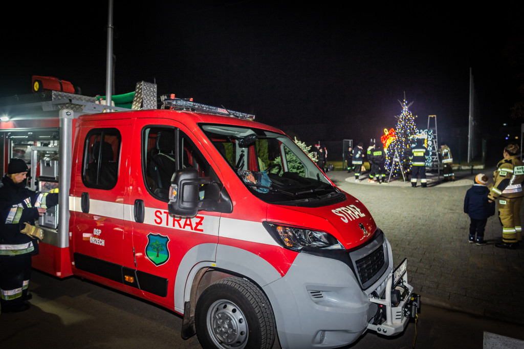 Choinka na skwerze. Ozdobili ją mieszkańcy Orzecha