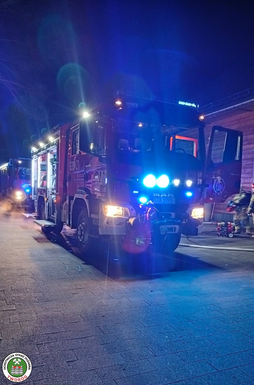 Pożar w pokoju hotelowym. 6 zastępów strażackich w akcji