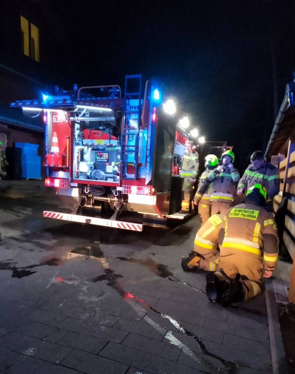 Pożar w pokoju hotelowym. 6 zastępów strażackich w akcji