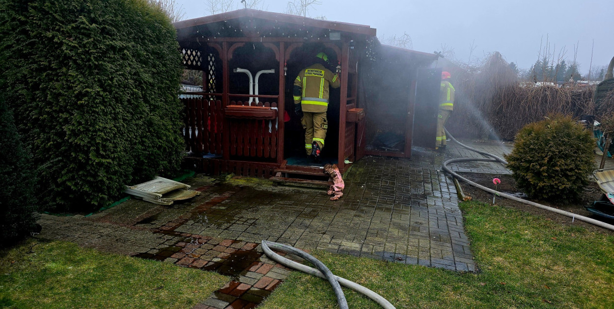 Pożar altany na ogródkach działkowych przy Opatowickiej